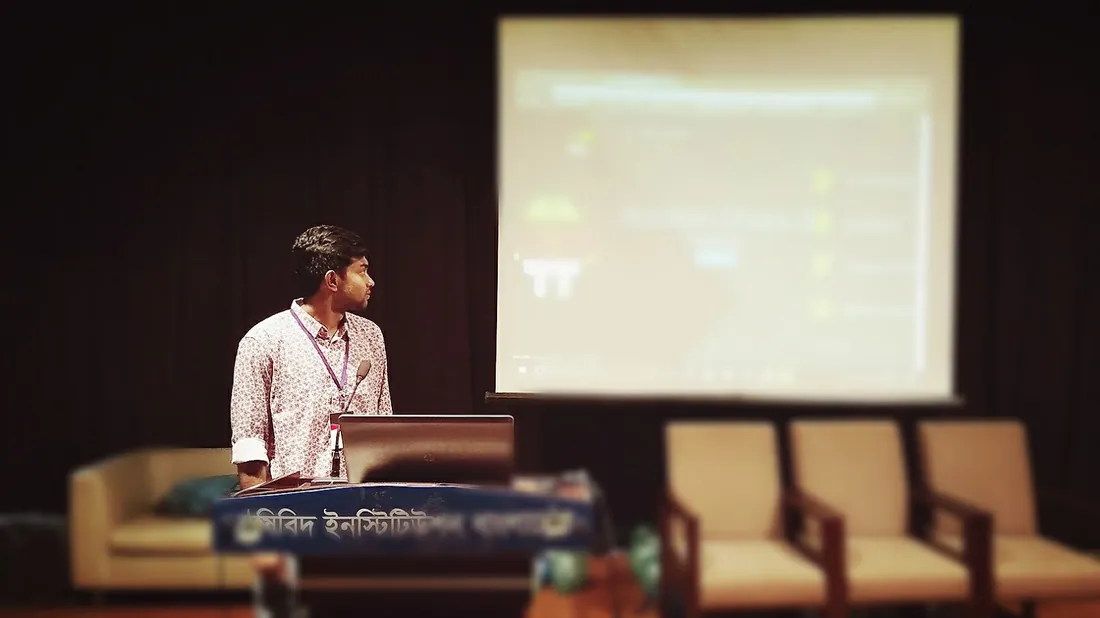 Mobasshir presenting on stage at Droidcon 2017.